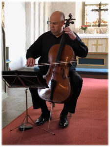 Bach. Musikhelgen avslutas oförglömligt med att Per Nyström framför Cellosvit nr 3 i C-dur i anslutning till högmässan i Gryts kyrka.